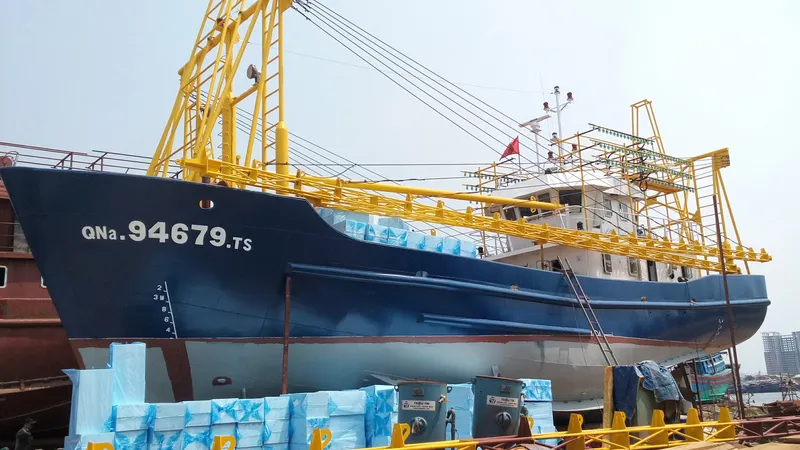 Tàu vỏ thép của ông Trần Văn Liên nằm bờ đã hơn hai năm do tranh chấp các bên liên quan
