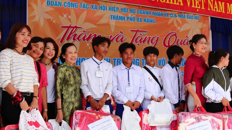 Đại diện Hiệp hội nữ doanh nhân và CLB nhà báo nữ thành phố Đà Nẵng trao quà cho học sinh người Cơ Tu