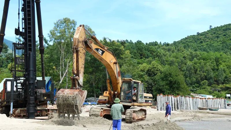 Khẩn trương hoàn thành kè biển Liên Chiểu