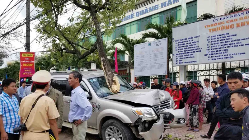 Bị ô tô tông khi chờ xe buýt trên vỉa hè, hai mẹ con thương vong 