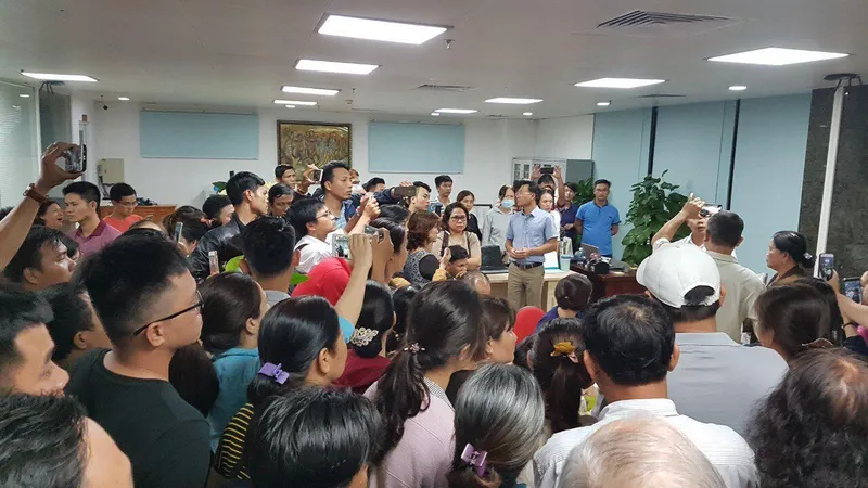 Hàng trăm người mua đất bao vây trụ sở công ty bất động sản