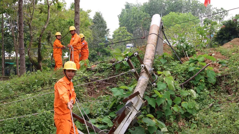 Khắc phục sự cố đường dây cấp điện cho hơn 4000 hộ dân vùng cao Quảng Nam