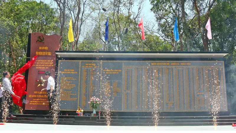 Khánh thành bia lưu niệm Văn phòng Khu ủy Khu V
