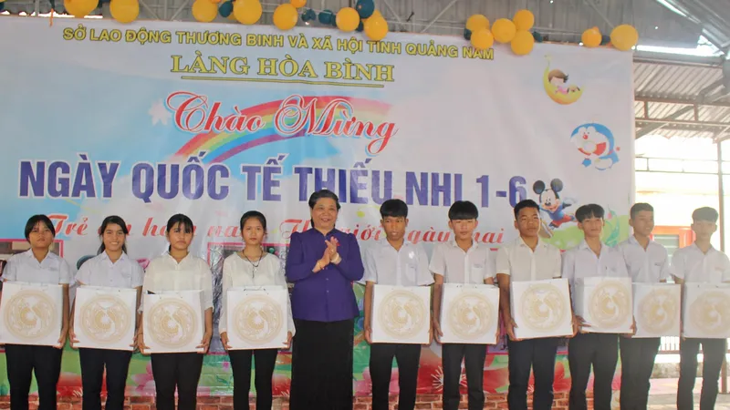 Phó Chủ tịch Thường trực Quốc hội Tòng Thị Phóng thăm Quảng Nam