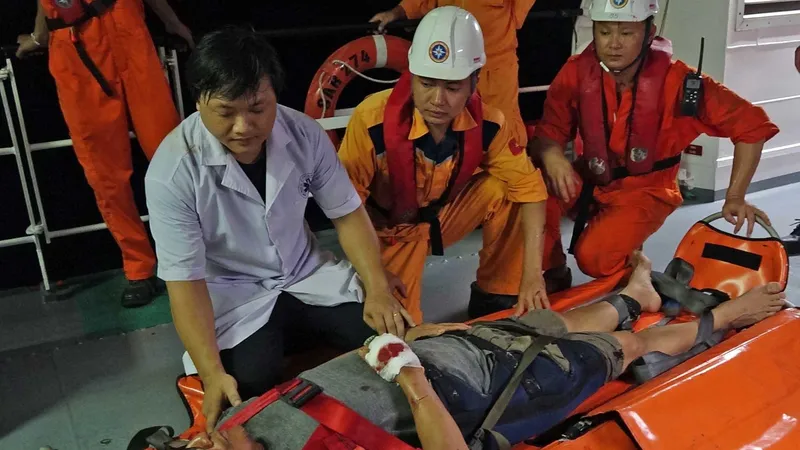 Vượt biển cứu thuyền viên người nước ngoài bị tai nạn trong đêm