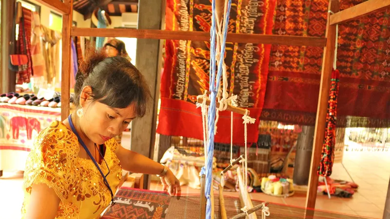 Hơn 80 nghệ nhân đến từ các làng nghề truyền thống sẽ trình diễn ươm tơ, dệt lụa tại Hội An