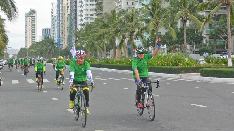 Chung tay bảo vệ môi trường du lịch, thu dọn rác biển