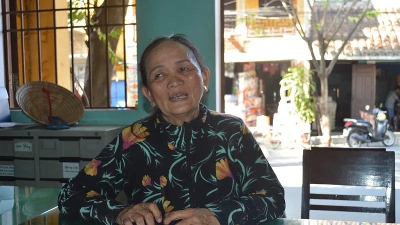 Tạm đình chỉ hoạt động buôn bán đối với người phụ nữ đòi hành hung khách trong phố cổ