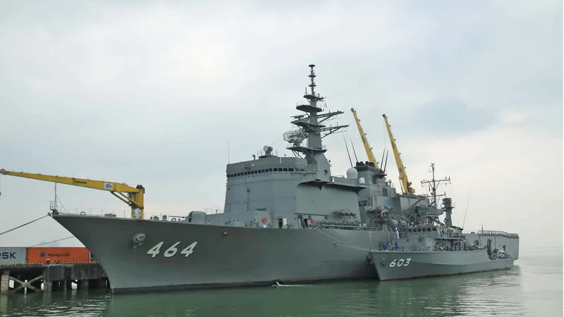 Hai tàu quét mìn Bungo và Takashima cập cảng Tiên Sa