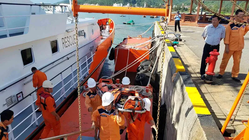 Ứng cứu thuyền trưởng bị bệnh khi đang hành nghề trên vùng biển Hoàng Sa 