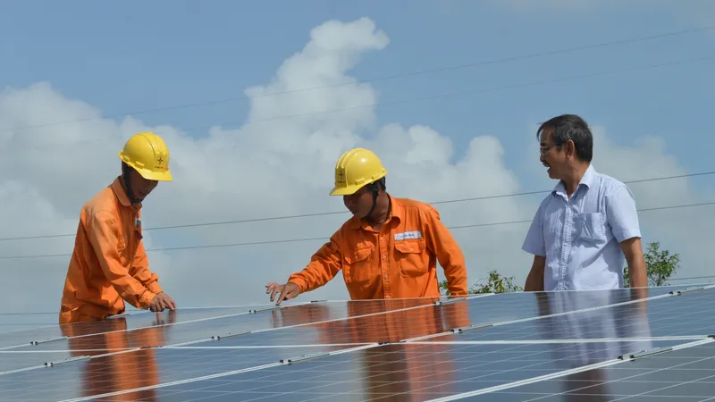Lắp đặt điện năng lượng mặt trời không chỉ tiết kiệm chi phí tiền điện cho người dân mà còn giúp giảm áp lực cho ngành điện