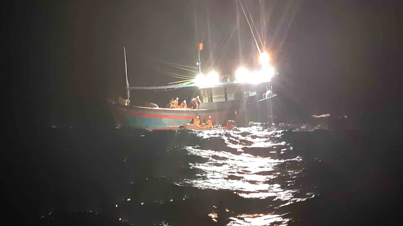 Cứu sống thuyền viên bị chấn thương ngực, gãy tay khi hành nghề trên vùng biển Hoàng Sa