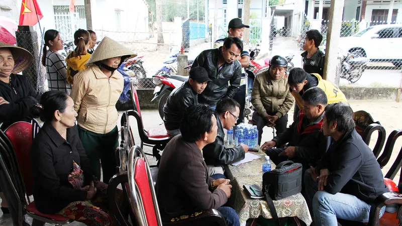 Các cơ quan chức năng lấy thông tin từ gia đình chủ tàu bị nạn. Ảnh: Báo Quảng Nam