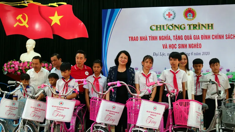 Phó Chủ tịch nước Đặng Thị Ngọc Thịnh thăm, tặng quà cho các em học sinh, hộ nghèo huyện Đại Lộc, Quảng Nam