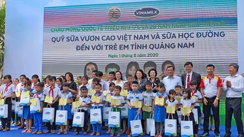 Hơn 33.000 trẻ em miền núi Quảng Nam được uống sữa tại trường