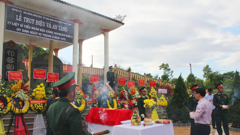 Buổi lễ diễn ra trang nghiêm và đầy cảm động trong nỗi tiếc thương của thân nhân các liệt sĩ và đồng đội
