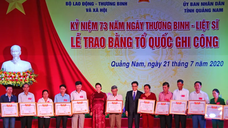 Chủ tịch Quốc hội trao Bằng Tổ quốc ghi công tới 73 thân nhân liệt sĩ tại Quảng Nam