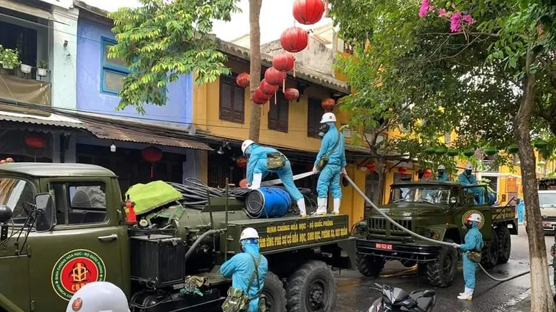 Phun hóa chất khử trùng tại phố cổ Hội An