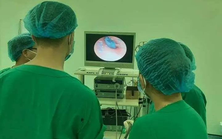 Học sinh lớp 1 bị một nhóm học sinh cùng trường nhét đất sét vào tai