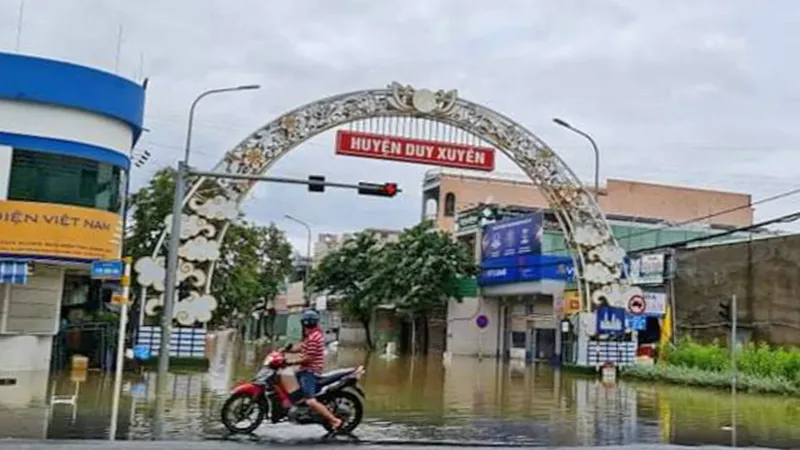 Dọn dẹp sau khi nước lũ rút, 2 mẹ con bị điện giật tử vong 