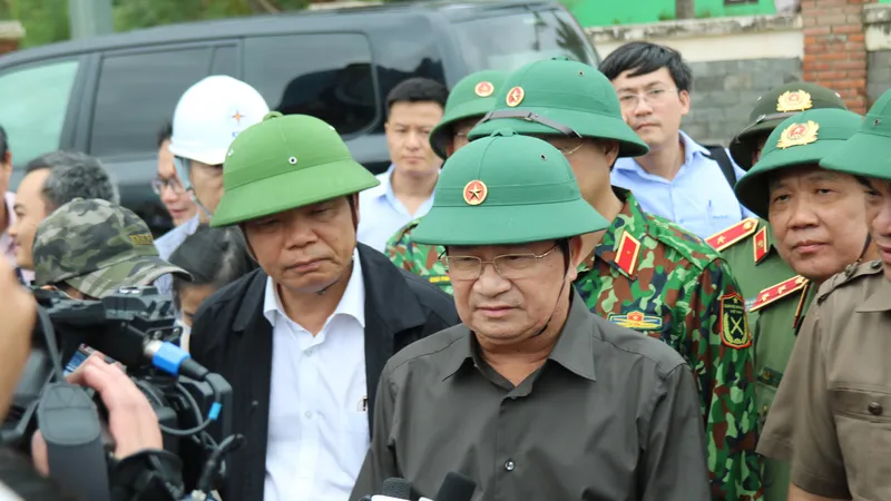 Phó Thủ tướng Trịnh Đình Dũng kiểm tra bờ biển Cửa Đại