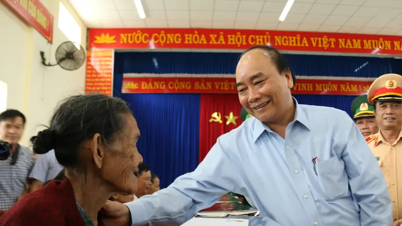 Thủ tướng Nguyễn Xuân Phúc thăm và tặng quà đồng bào Quảng Nam, Quảng Ngãi thiệt hại do bão số 9