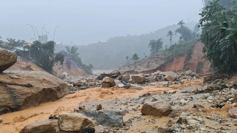 Những nền nhà còn sót lại sau trận lũ quét. Ảnh: NGỌC PHÚC