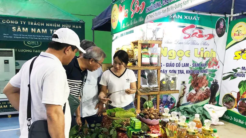 Rộn ràng phiên chợ sâm Ngọc Linh