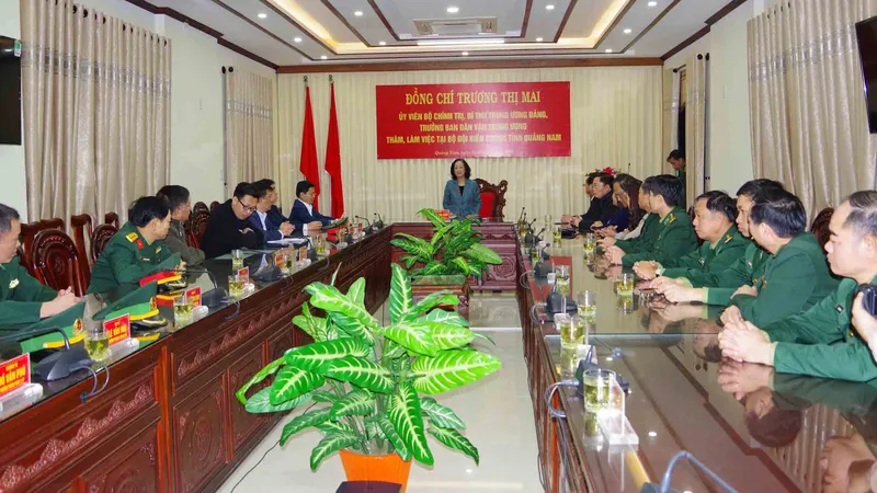 Trưởng Ban Dân vận Trung ương thăm, tặng quà cán bộ, chiến sĩ tại Quảng Nam