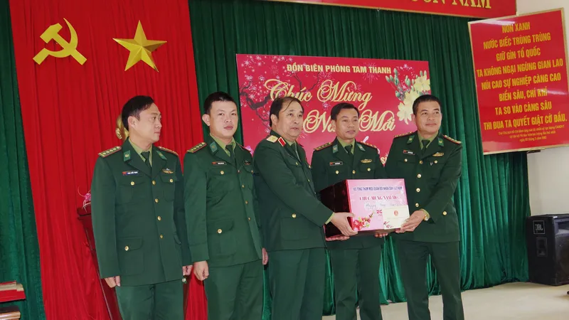 Thăm và chúc tết cán bộ, chiến sĩ Đồn Biên phòng Tam Thanh