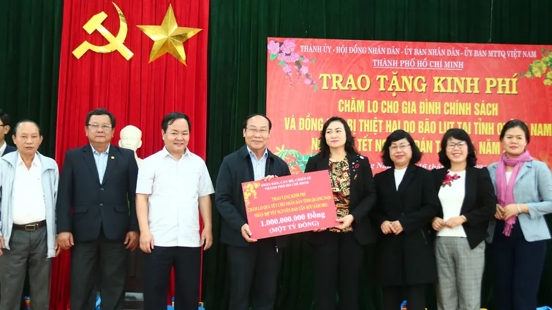 TPHCM trao quà tết cho người dân Quảng Nam, Quảng Ngãi