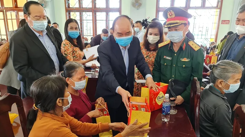 Thủ tướng Nguyễn Xuân Phúc thăm, tặng quà tết gia đình chính sách, hộ khó khăn tại Quảng Nam