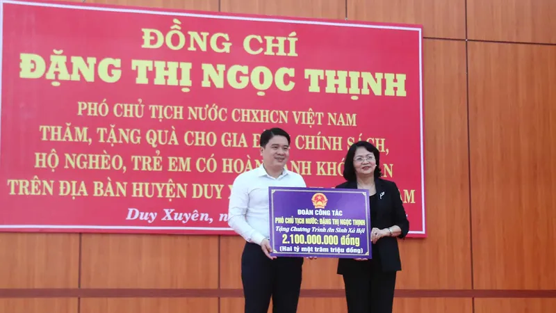 Phó Chủ tịch nước Đặng Thị Ngọc Thịnh thăm và tặng quà hộ nghèo, hộ chính sách tại Quảng Nam