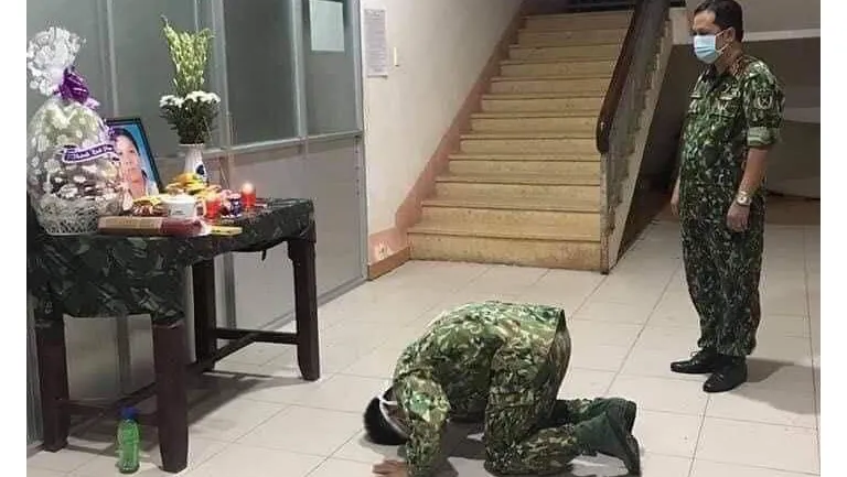 Không được về nhà nhìn mẹ lần cuối, một chiến sĩ bái vọng mẹ trong khu cách ly