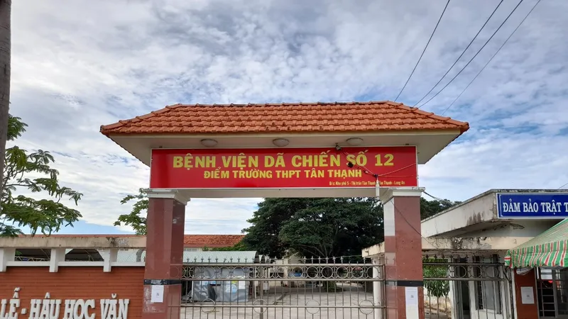 64 trường ở Long An làm nơi cách ly y tế, nay được khử khuẩn cho học sinh đến lớp