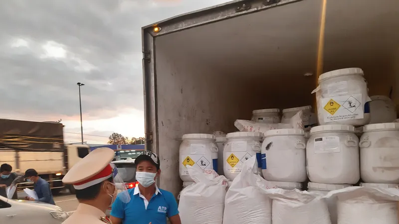 Bắt quả tang xe tải luồng xanh chở 7 tấn hóa chất không rõ nguồn gốc