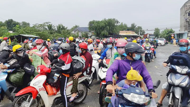Khoảng 900 người dân và công nhân lao động tại Long An đổ về các tỉnh miền Tây nhưng không thể thông chốt cầu Đức Hòa, huyện Đức Hòa