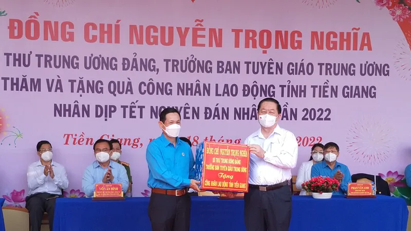 Trưởng Ban Tuyên giáo Trung ương tặng quà Tết cho công nhân Tiền Giang