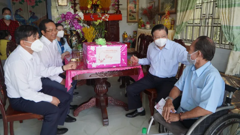 Trưởng Ban Nội chính Trung ương Phan Đình Trạc thăm, tặng quà tết tại Long An