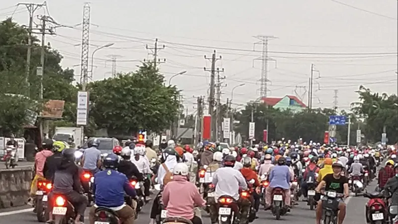 Giao thông tê liệt tại nhiều điểm trên tuyến đường về miền Tây