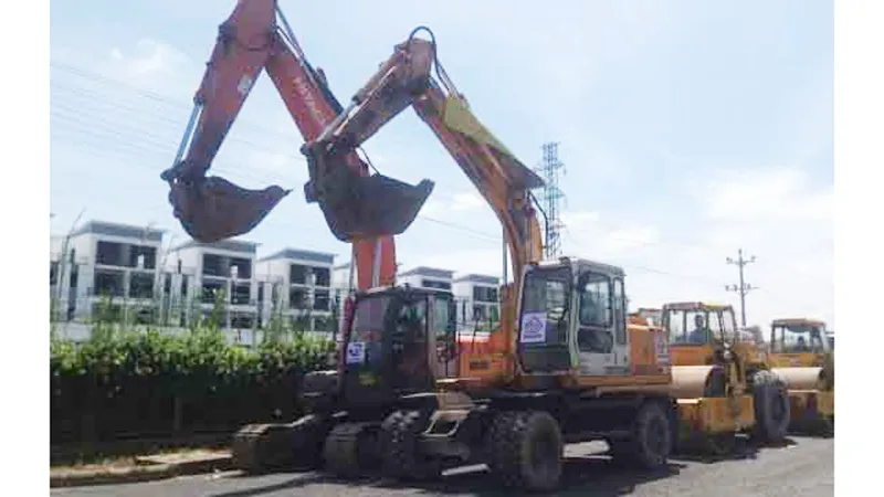 Đoàn xe chuẩn bị thực hiện lễ khởi công