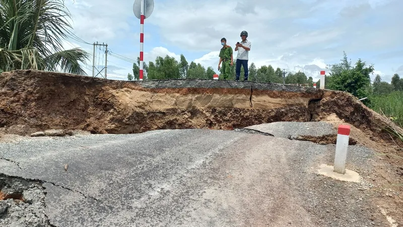 Yêu cầu giải trình về vụ sạt lở tuyến đường bờ bắc cặp sông Vàm Cỏ Tây