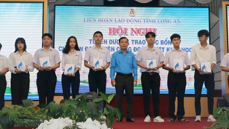 Long An trao học bổng cho con đoàn viên công đoàn vượt khó, học giỏi