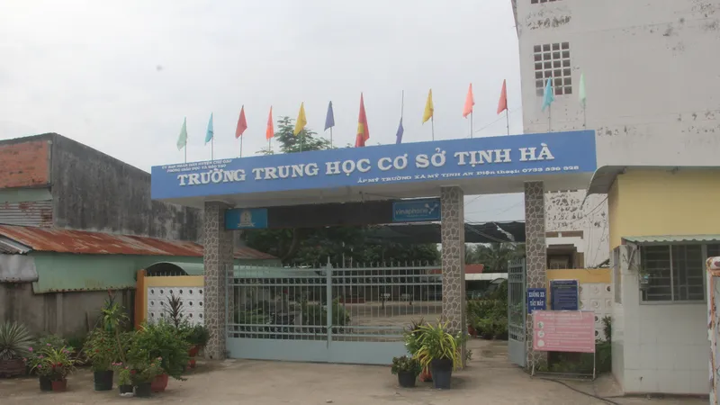 Nữ sinh lớp 9 rơi từ lầu 3 trường học ở Tiền Giang