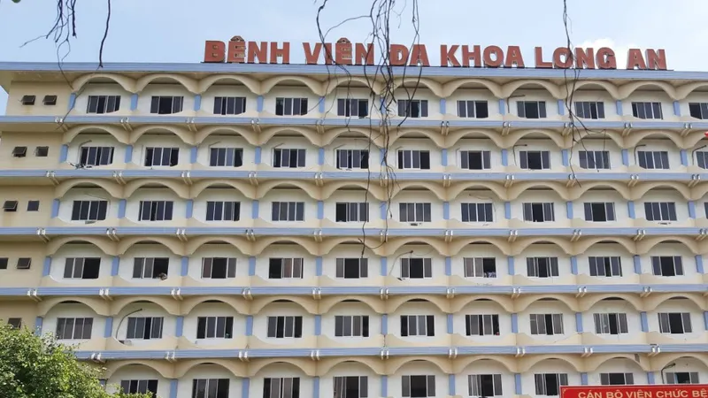 Điều tra nhóm người xông vào bệnh viện, đập phá trang thiết bị y tế ở Long An