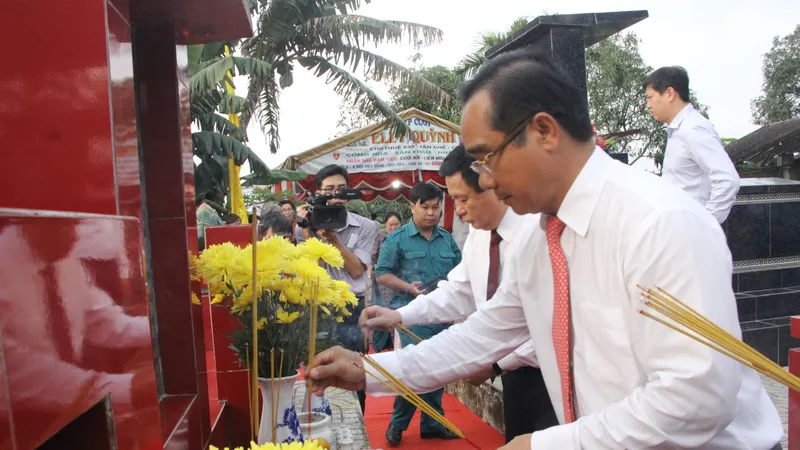 Dâng hương tại khu mộ gia tộc đồng chí Võ Văn Ngân