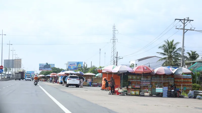 Tái diễn tình trạng hàng rong lấn chiếm lề đường dưới chân cầu Mỹ Thuận