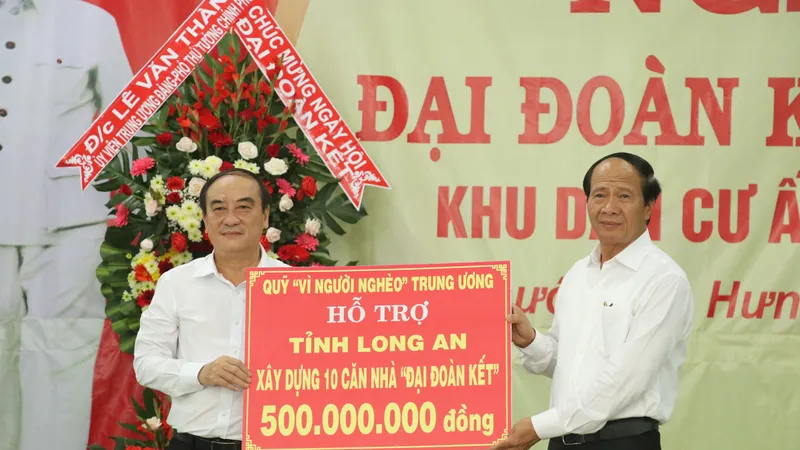 Phó Thủ tướng Lê Văn Thành dự Ngày hội Đại đoàn kết toàn dân tộc tại Long An