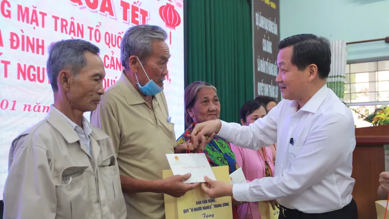 Phó Thủ tướng Lê Minh Khái thăm, tặng quà tết tại Long An