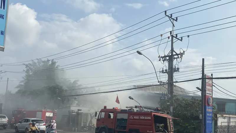 Cháy lớn kho chứa nằm cạnh trạm xăng dầu ở TP Mỹ Tho